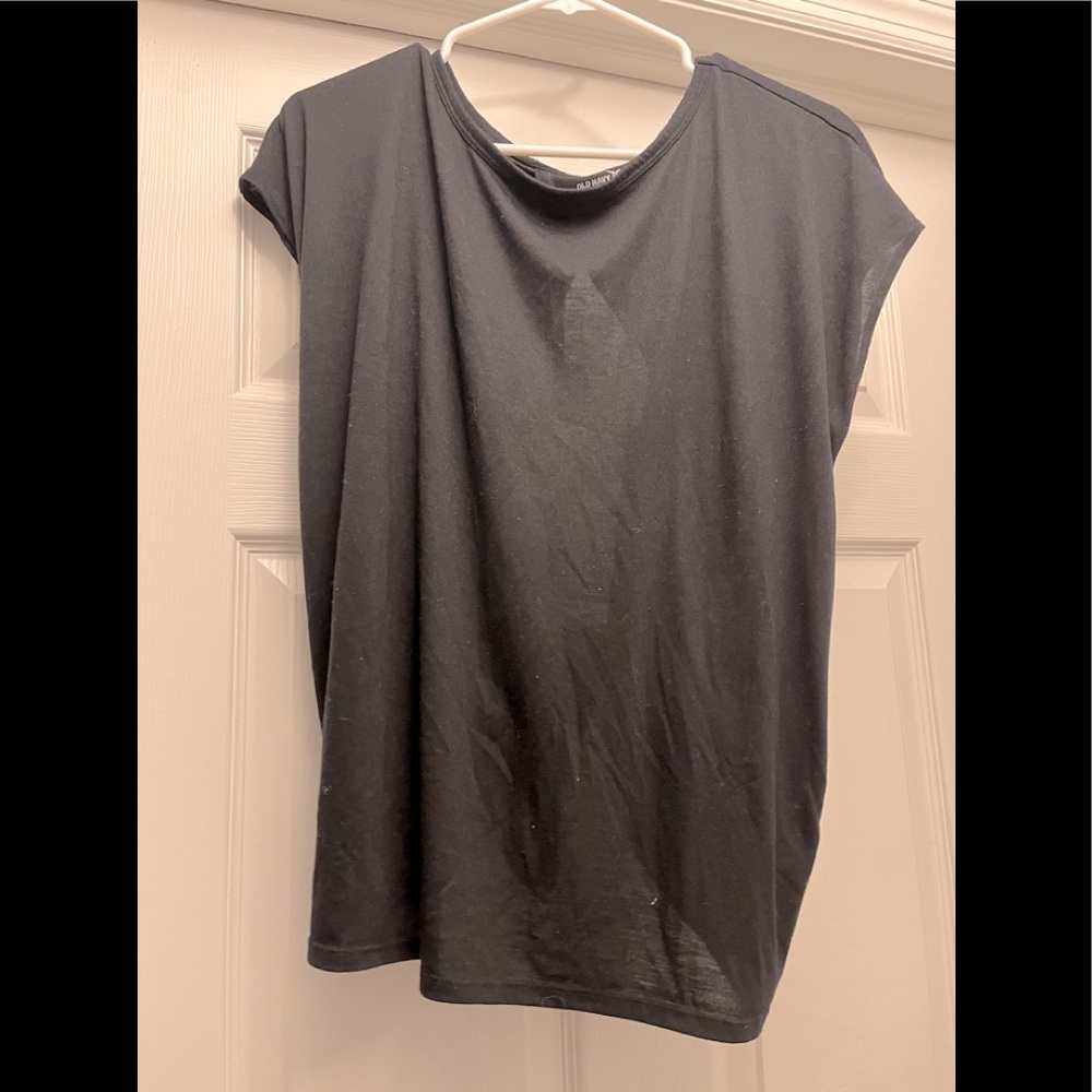 Black workout top with opening in the back👚💪🏼